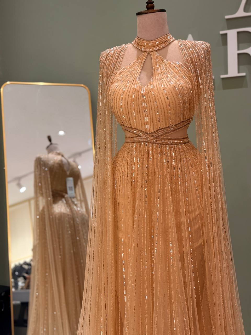 فستان الهالة الذهبية