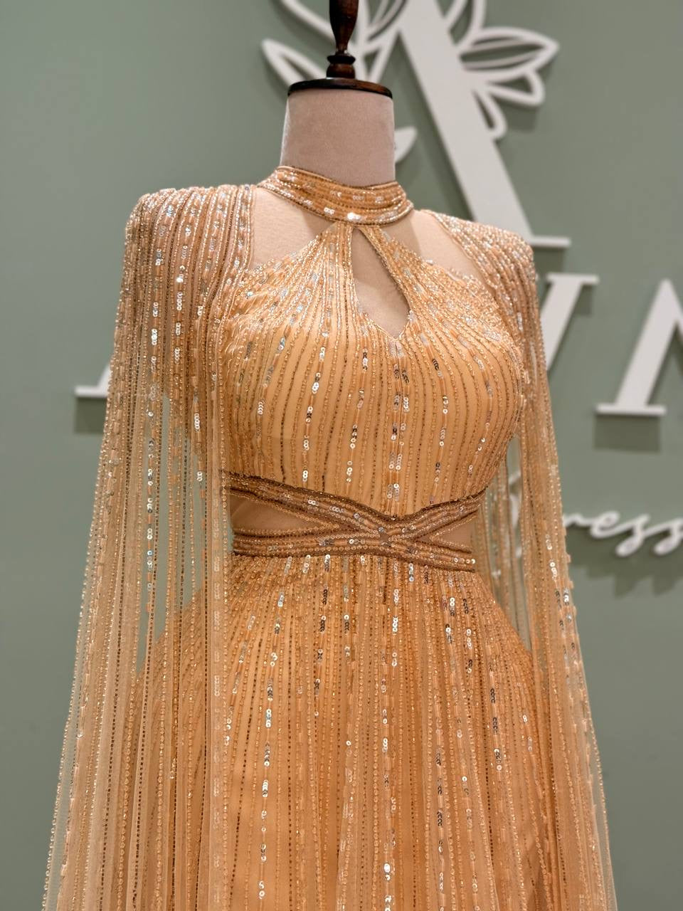 فستان الهالة الذهبية