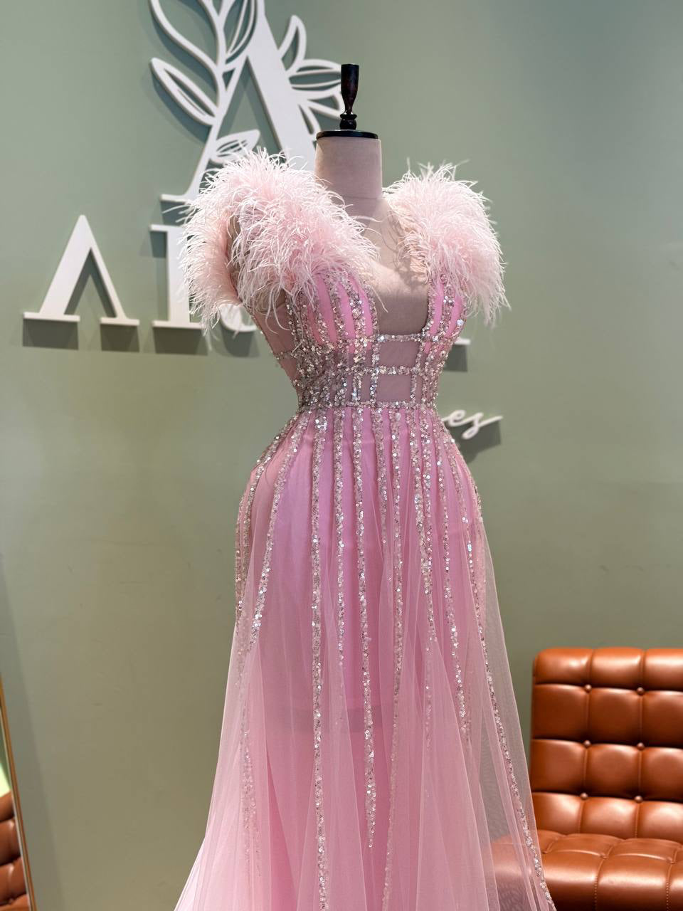 فستان أنيق من ريش الورد